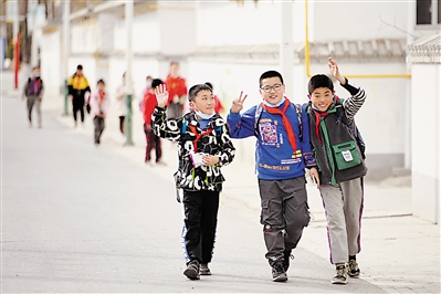 <p>　　银川市金凤区良田镇和顺新村，放学后孩子们走在平整的路上。</p><p>　　本报记者　马楠　摄</p>
